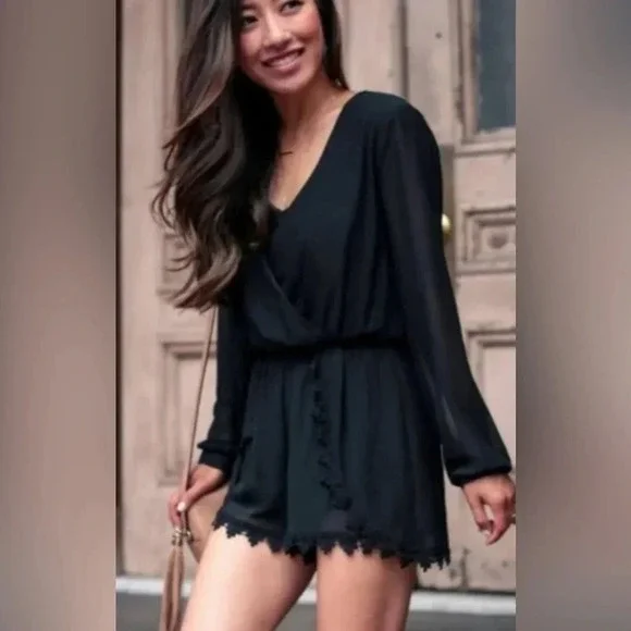 Astr | long sleeve short romper Playsuit low v-neckline crochet Women’s size M - Picture 9 of 9